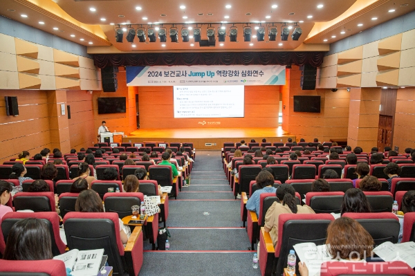 정성운 부산대병원장이 인사말에 이어 하지정맥류 강의를 하고 있다