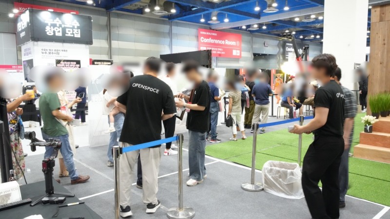 밸류맵 모듈러주택을 보기 위해 기다리고 있는 사람들 모습. 출처 : 밸류맵