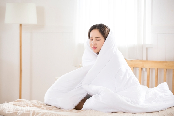 밖은 푹푹찌고 실내는 춥다? 찜통더위 속 과한 에어컨 사용이 부를 수 있는 여름 감기 '냉방병' 주의해야 (클립아트코리아)