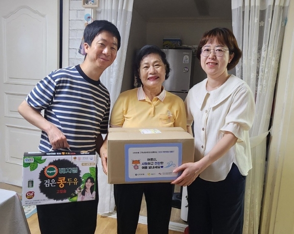 신한은행 고객상담센터 직원들이 독거 어르신 자택을 방문해 ‘착한바람 키트’를 전달하는 모습. / 사진=신한은행 제공