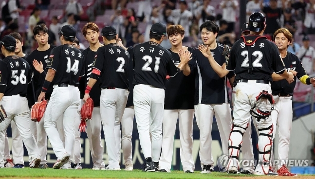 '황재균 결승타' kt, 연장 12회 접전 끝에 KIA 제압... 위닝시리즈