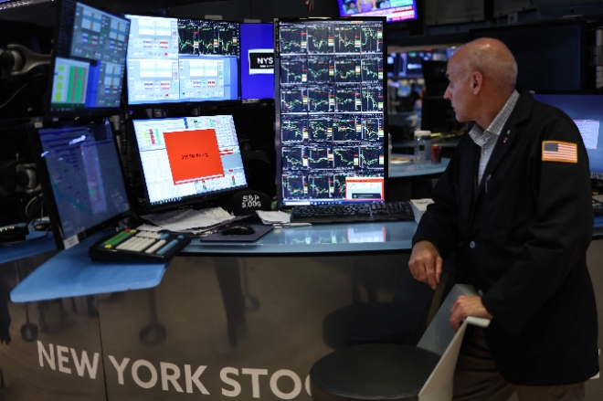 지난 6일(현지시간) 마감 벨을 앞두고 뉴욕증권거래소(NYSE)에서 트레이더가 일하고 있는 모습. 사진=연합뉴스/AFP