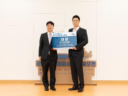 류종영 해양수산부 기획조정실 정책기획관, 정의진 CJ프레시웨이 가공품질팀 과장(왼쪽부터)