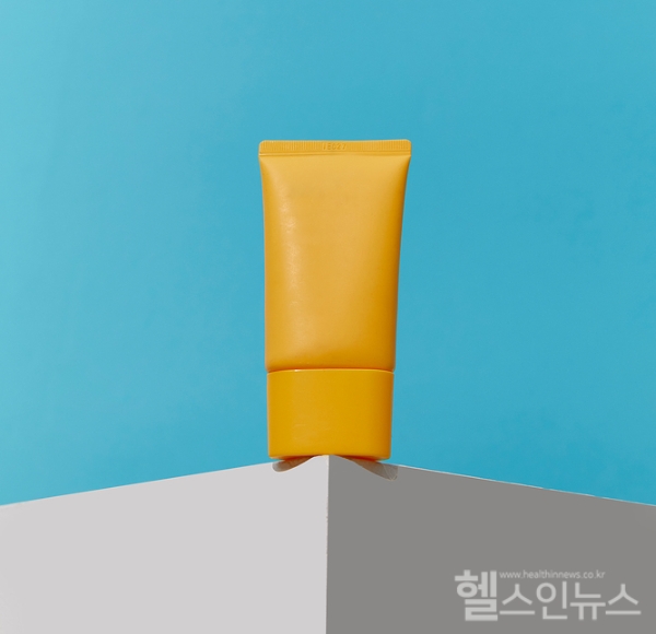 여름철 높은 자외선 지수, 피부질환 유발 및 피부노화 가속화... 무기자차·유기자차 나에게 맞는 제품으로 외출 전 꼼꼼하게 도포해야 (클립아트코리아)