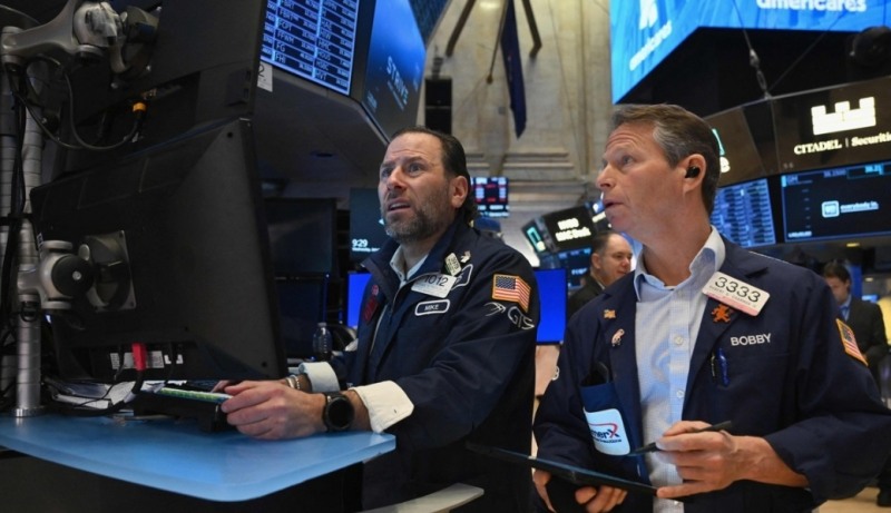 뉴욕증권거래소(NYSE)에서 트레이더들이 일하는 모습. 사진=연합뉴스/로이터