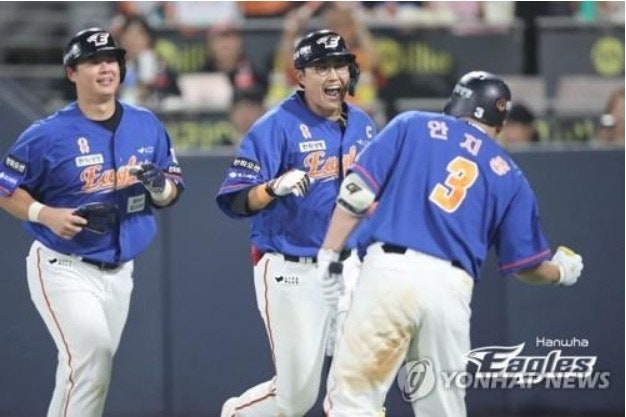 '짜릿한 역전에 역전' 한화, 키움에 7-5 승... 황영묵 2타점 결승타