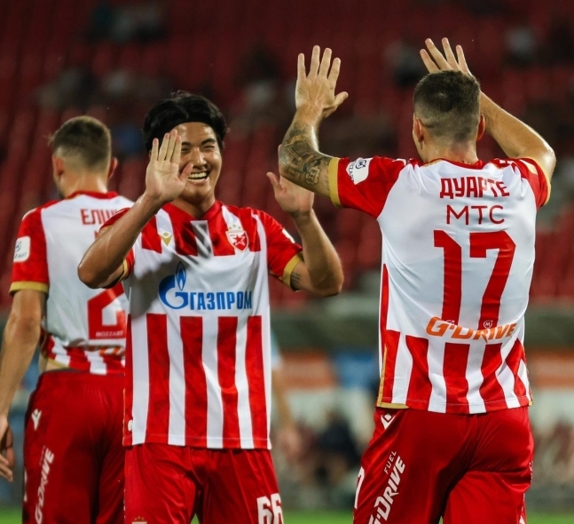 골을 넣고 동료와 기뻐하는 설영우