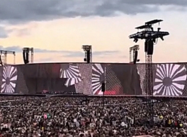 아델의 독일 콘서트에서 등장한 욱일기 (출처 : 온라인 커뮤니티)