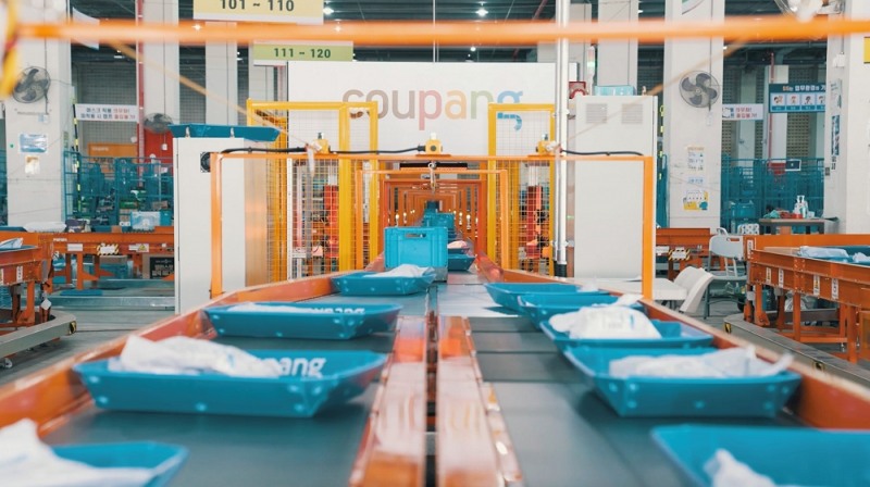 상품들이 오토소터에서 자동으로 배송지역별로 분류되고 있다.