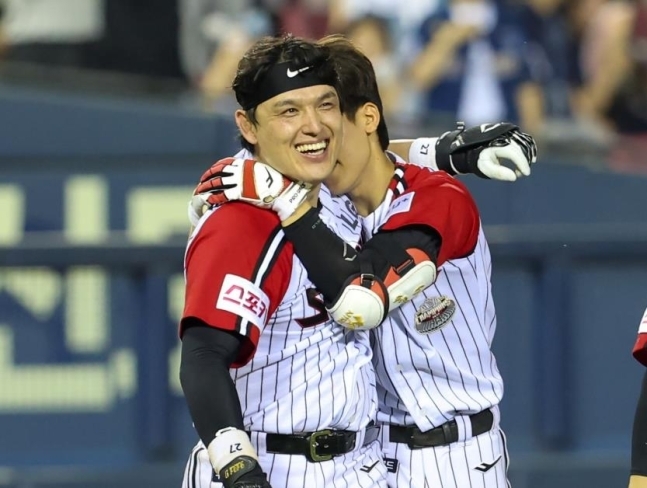 끝내기 안타 치고 기뻐하는 박동원