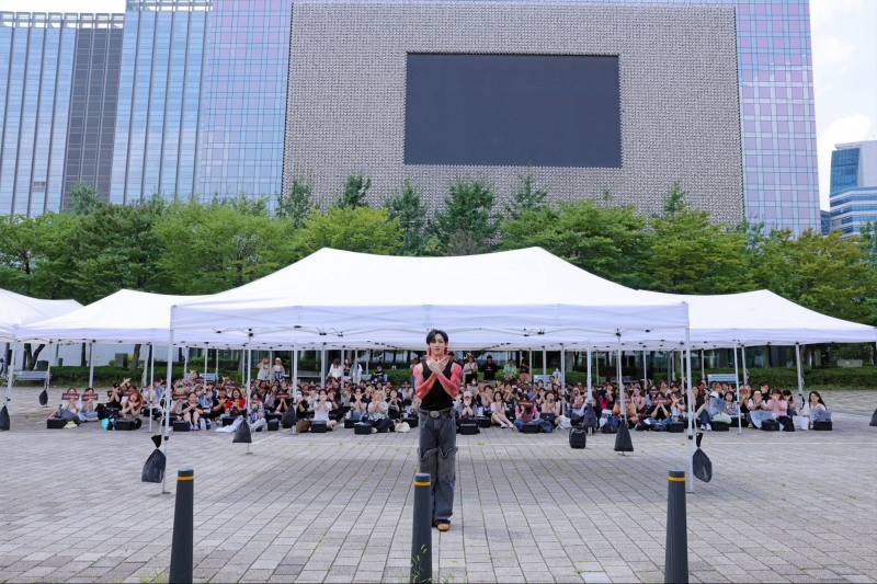 뱀뱀, 센스 만점 역조공 화제…‘남다른 팬사랑’