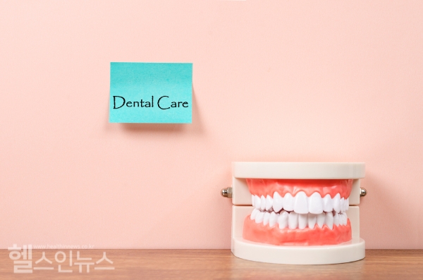 잇몸병, 풍치, 치주염 등 다양한 이름으로 불리는 치주질환, 완치 어려워... 평소 적극적인 양치질과 정기적인 스케일링으로 예방하는 것이 중요 (클립아트코리아)