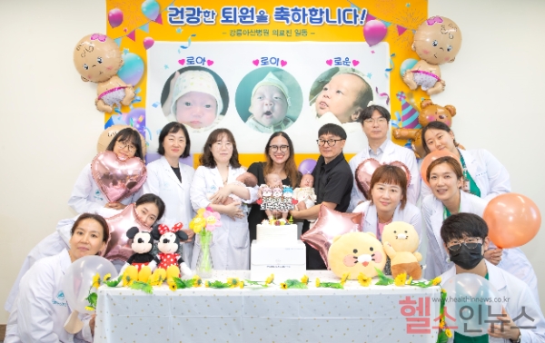 세쌍둥이 부모가 소아청소년과 진현승 교수, 도현정 교수, 산부인과 주다혜 교수, 신생아집중치료실 간호사들과 함께 퇴원을 축하하며 기념촬영을 하고 있다.