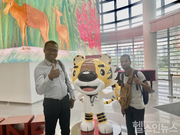 고려대 안암병원 투어와 오리엔테이션 후 기념촬영하는 연수생들 (왼쪽부터 파브리스, 조아친)