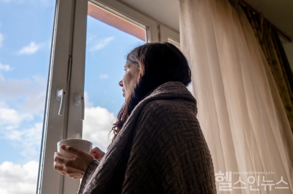 재유행 조짐 보이는 코로나19와 함께 증가 추세 보이는 냉방병. 비슷한 증상 보여 헷갈리기 쉬운 두 질환, 차이점은 무엇일까? (클립아트코리아)