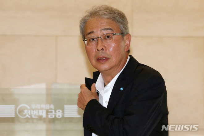 우리금융그룹은 12일 아침 임종룡 회장 주재로 조병규 우리은행장을 비롯해 지주사 및 우리은행 전임원이 참석한 긴급 임원 회의를 열었다. 사진은 지난해 7월 임종룡 우리금융그룹 회장이 출근하는 모습. (사진 = 뉴시스)