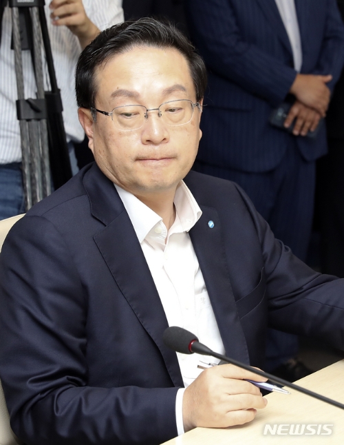 우리금융그룹은 12일 아침 임종룡 회장 주재로 조병규 우리은행장을 비롯해 지주사 및 우리은행 전임원이 참석한 긴급 임원 회의를 열었다. 사진은 친인척의 부적정 대출에 연루된 것으로 전해진 손태승 전 우리금융그룹 회장의 2019년 회장 겸 은행장 재임 당시 모습. (사진 = 뉴시스)