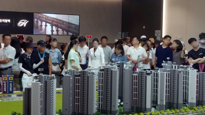 힐스테이트 광주곤지암역 견본주택 내부를 둘러보는 방문객들 / 사진=현대엔지니어링 제공