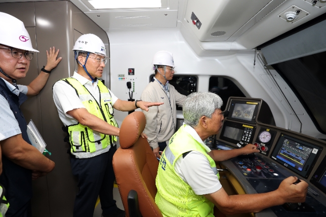 이성해 국가철도공단 이사장(왼쪽 두 번째)이 GTX-A 운정차량기지에서 차량 시운전 점검을 하고 있다. / 사진=국가철도공단 제공