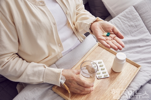 노화가 주범인 건성 황반변성, 시력 저하는 물론 실명 위험까지 초래할 수 있어... 평소 항산화제 꾸준히 섭취하면 건성 황반변성 진행 억제에 도움될 수 있다는 연구 발표 (클립아트코리아)