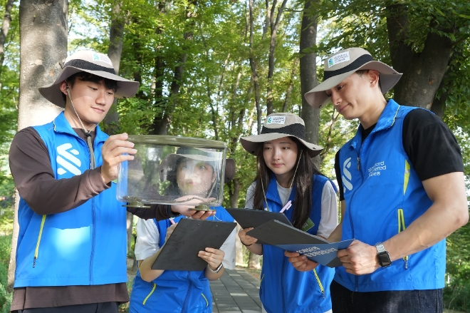 지난 8일 서울 용산구 남산 일대에서 SC제일은행 임직원들이 생물 다양성 보호 목적의 연구 데이터 축적 및 기부를 위해 매미 서식지를 탐사하며 매미 개체를 관찰하고 있는 모습. (사진 = SC제일은행 제공)