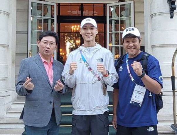 이상일 용인특례시장이 높이뛰기 우상혁선수등을 파리현지에서 격려한뒤 다음 대회의 선전을 위해 파이팅을 외치고 있다.(사진=용인시)
