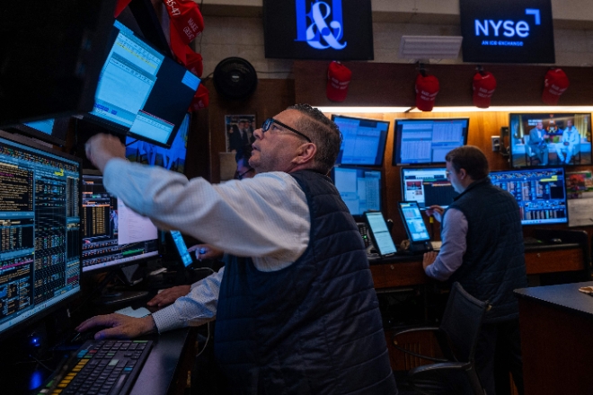 뉴욕증권거래소(NYSE)에서 트레이더들이 일하는 모습. 사진=연합뉴스/로이터