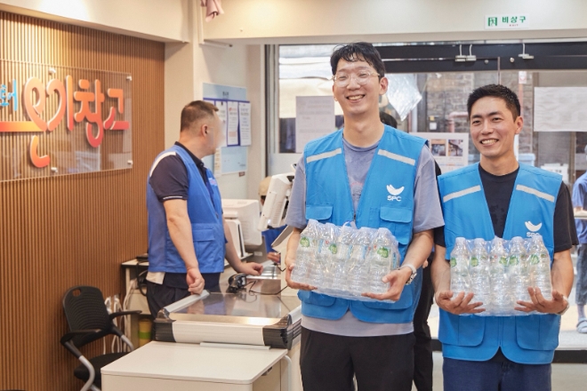 지난 12일 서울 용산구 서울역쪽방상담소가 운영하는 나눔스토어 ‘온기창고’에서 SPC그룹 임직원들이 생수를 전달하고 물품 정리 봉사활동을 진행하고 있다. / 사진=SPC그룹 제공