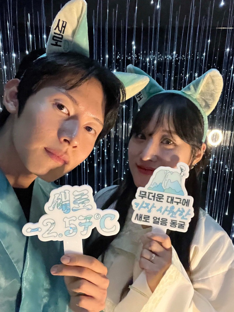 360도 카메라로 멋진 모습을 남길 수 있는 '얼음정원'에서 셀카 찍는 모습