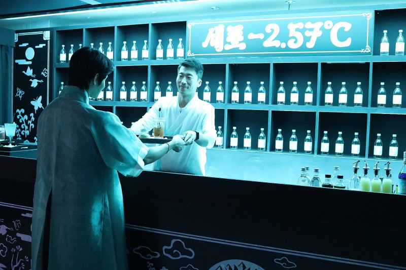 새로 살구 하이볼과 간단한 안주로 이루어진 새로 술상을 받고있는 모습