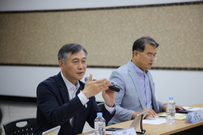허숭 사장이 공사의 최대 역점사업인 초지역세권 사업에 대한 주민설명회에서 질의 응답을 하고 있다.(사진=김형운 기자)