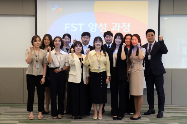 배수영 FS사업본부장(앞줄 왼쪽 네 번째)과 사내강사 임직원들이 함께 기념사진을 촬영하고 있다