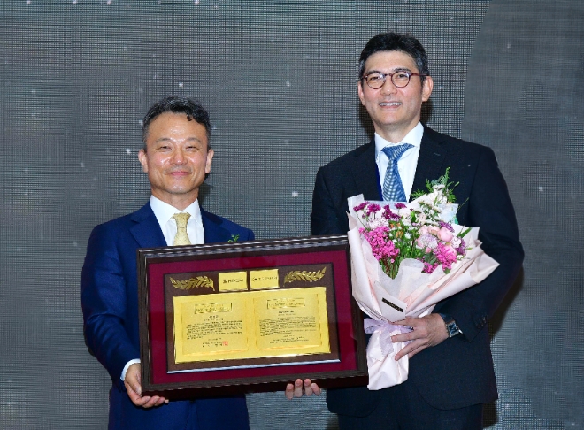 HD현대는 지난 13일 경주 화백컨벤션센터에서 열린 제26회 한국경영학회 융합학술대회에서 ‘대한민국 최우량기업대상’을 수상했다. / 사진=HD현대 제공