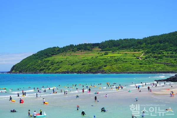 물놀이 후 걸리기 쉬운 외이도염과 바이러스 결막염, 의심 증상 나타난다면 방치하지 말고 바로 의료기관 방문... 적극적으로 치료해야 (클립아트코리아)