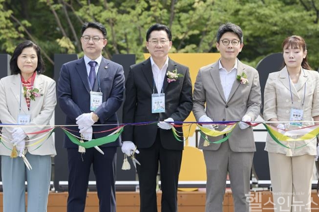 2024 웰니스 페어 개막식에서 테이프 커팅하는 박경귀 시장(가운데) (아산시 제공)