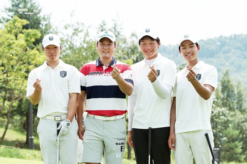 KPGA 유소년 골프 캠프에 참석한 함정우와 유소년 선수들 사진=KPGA