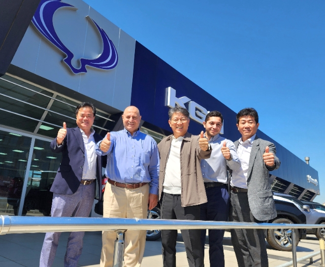 곽재선 KGM 회장(가운데)이 황기영 대표이사(왼쪽 다섯 번째), 니핫 사수바로글루 튀르키예 대리점 대표(왼쪽 두 번째)와 기념 촬영하고 있다. / 사진=KGM 제공