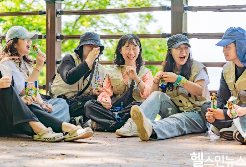 동아제약은 섬마을 봉사단체 ‘섬즈업’에 박카스, 오쏘몰 제품 기부했다고 밝혔다. (동아제약 제공)