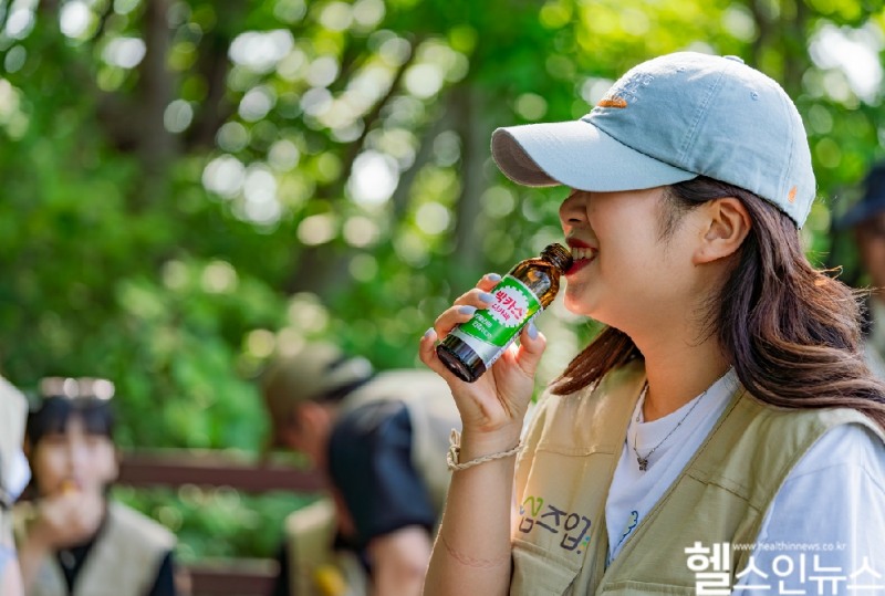 동아제약은 섬마을 봉사단체 ‘섬즈업’에 박카스, 오쏘몰 제품 기부했다고 밝혔다. (동아제약 제공)