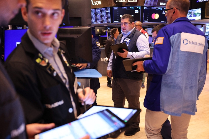 뉴욕증권거래소(NYSE)에서 거래자들이 일하는 모습. 사진=연합뉴스