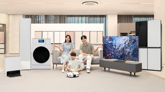 삼성전자 모델들이 삼성스토어 대치에서 AI 가전 150만 대 돌파를 기념하며 다양한 AI 가전을 소개하고 있다. / 사진=삼성전자 제공