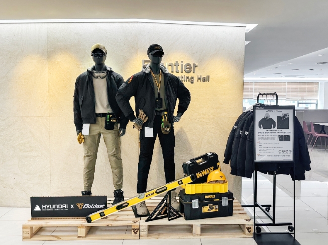 현대건설이 최근 워크웨어 브랜드 ‘볼디스트(BOLDEST)’와 협업해 임직원 전용 굿즈로 선보인 ‘MA-1 패딩 점퍼’ / 사진=현대건설 제공
