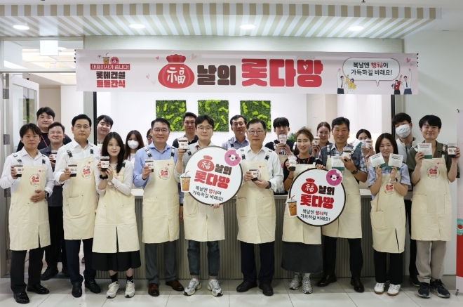 롯데건설 박현철 부회장(앞줄 왼쪽에서 여섯 번째)이 임직원과 함께 기념촬영을 하고 있다. / 사진=롯데건설 제공