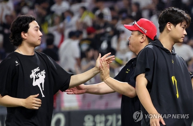 정해영 격려하는 이범호 감독