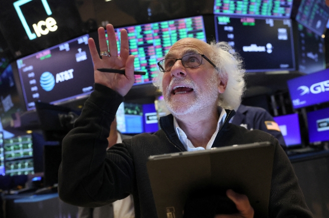 트레이더들이 미국 뉴욕시의 뉴욕증권거래소(NYSE)에서 일하고 있다. 사진=연합뉴스/로이터