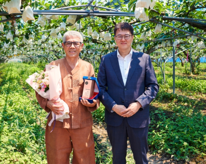 권순욱 올가홀푸드 대표(오른쪽)가 최동춘 마이스터에게 임명패를 수여받고 있다. / 사진=풀무원 올가홀푸드 제공