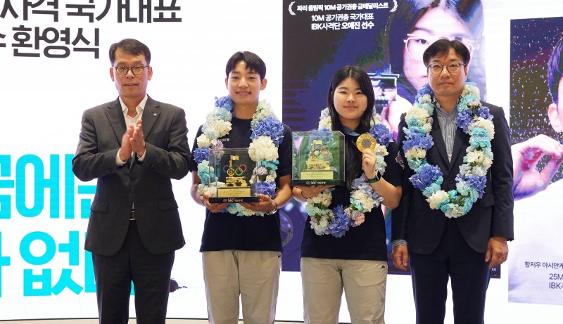 〈사진은 14일 서울 중구 기업은행 본점에서 열린 IBK사격단 환영행사에서 김성태 IBK기업은행장(맨 왼쪽)이 송종호 선수(왼쪽 두 번째), 오예진 선수(왼쪽 세 번째), 채근배 감독(왼쪽 네 번째)에게 포상금과 격려품을 전달하고 기념촬영을 하고 있는 모습〉