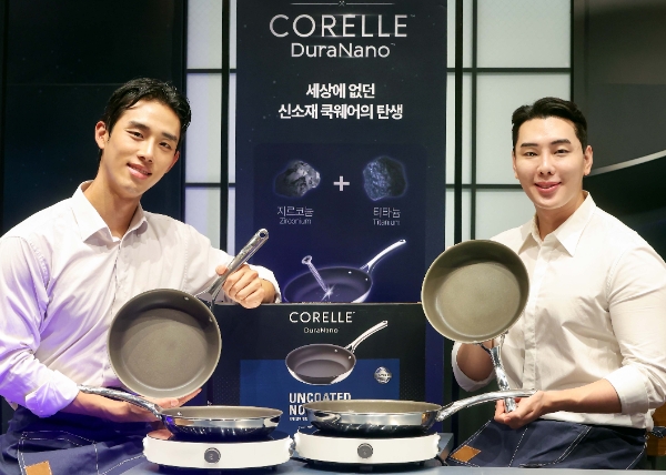 코렐 브랜드 ‘듀라나노’ 팝업스토어에서 모델들이 포즈를 취한 모습