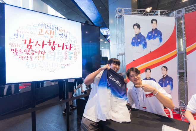 사진1. 펜싱 국가대표 오상욱(오른쪽) 선수가 SKT 구성원과 함께 셀카를 찍고 있다. / 사진=SKT 제공