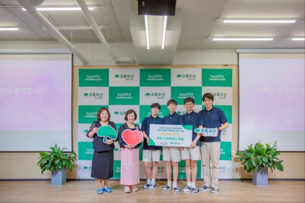 . (왼쪽부터) 초록우산 이선 경기북부지역본부장, 한만두식품 남미경 대표, 초록우산 송일국 홍보대사 세 쌍둥이 자녀 '삼둥이(송만세·송대한·송민국)', 송일국 홍보대사(사진=씨제스스튜디오 제공)